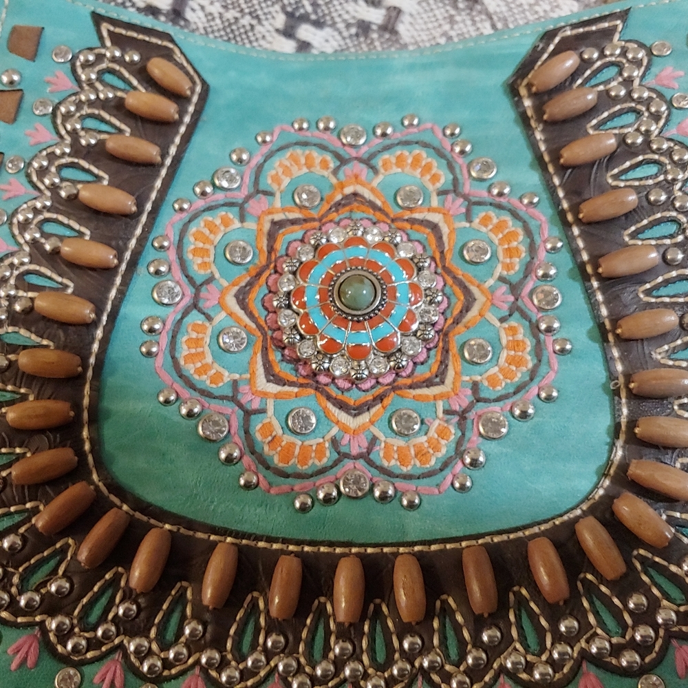 Mountain West gorgeous cross body bag.